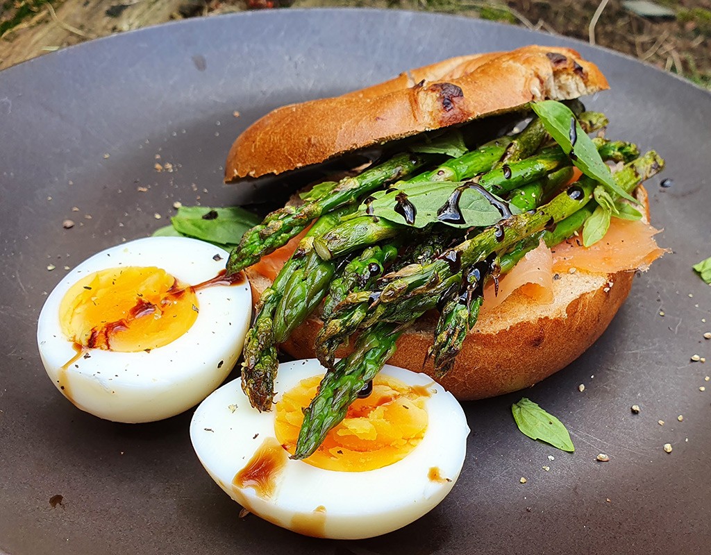 Pesto bagel with smoked salmon, egg and asparagus