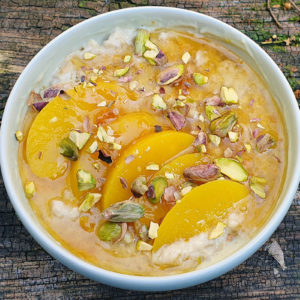 Porridge with apricots and pistachios