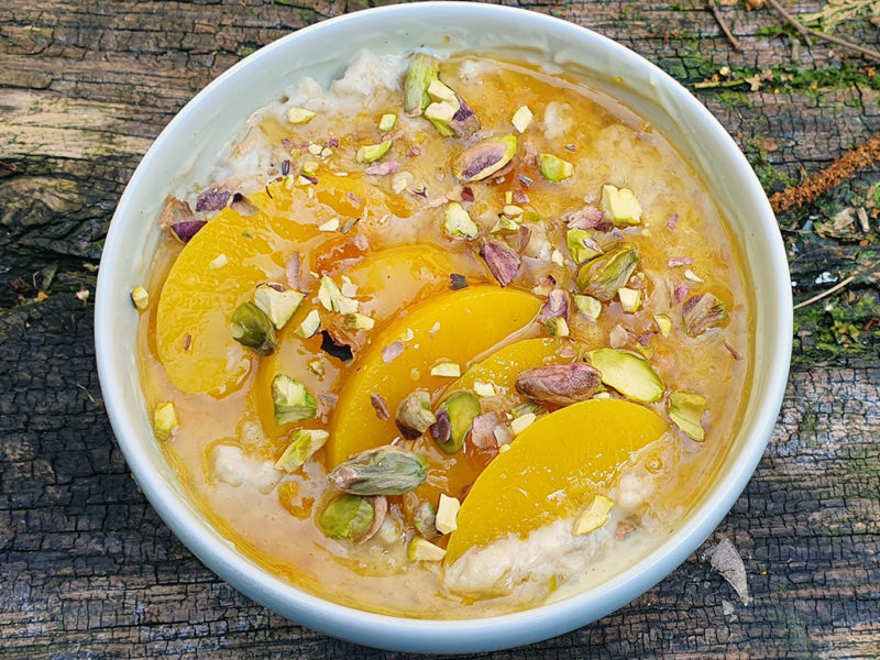 Porridge with apricots and pistachios