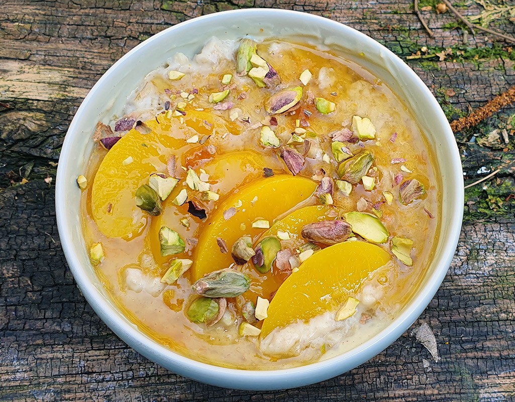 Porridge with apricots and pistachios