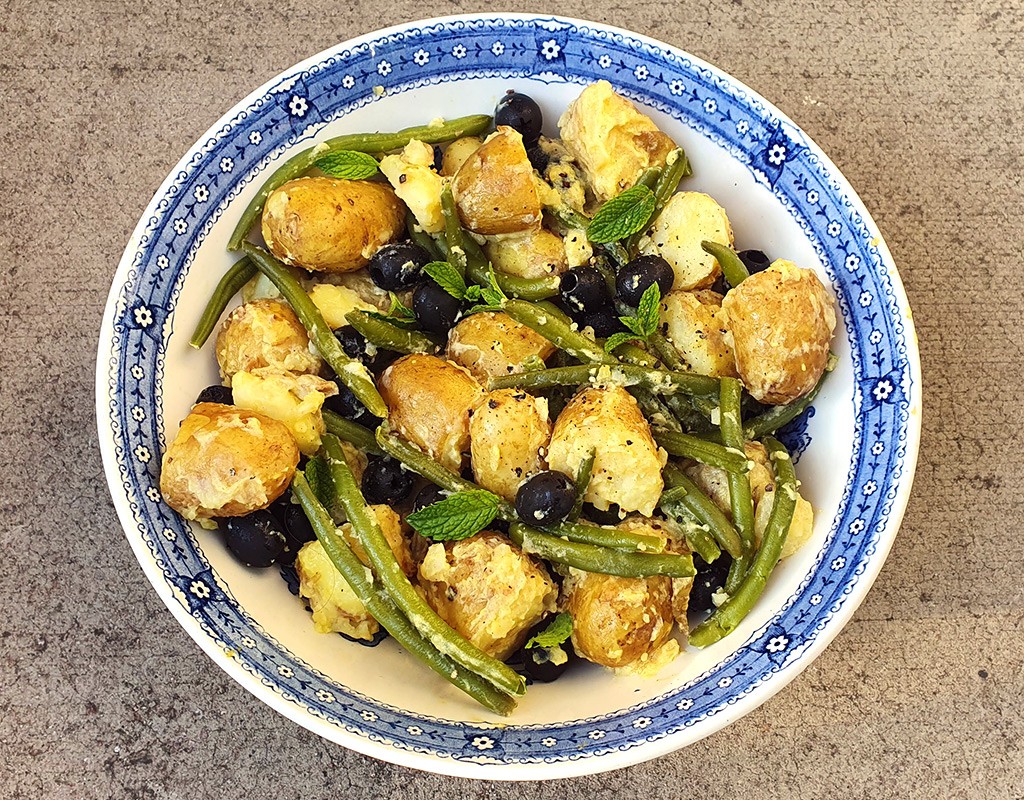 Potato salad with green beans and olives