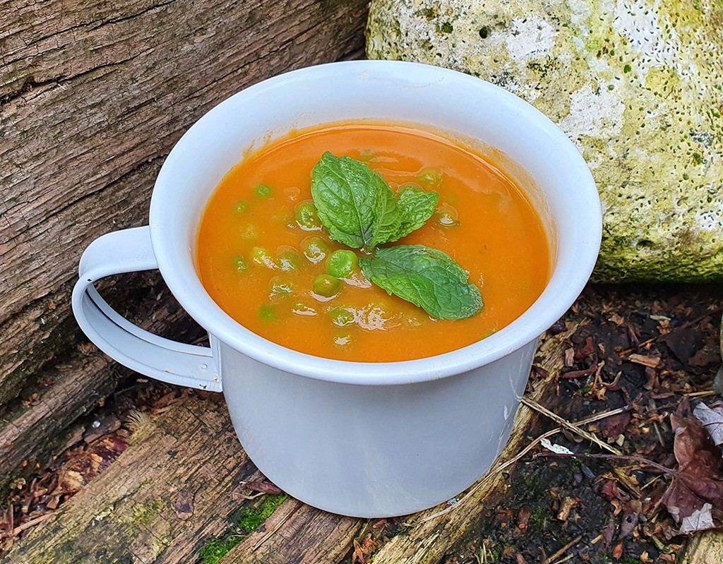 Spiced sweet potato and green pea soup