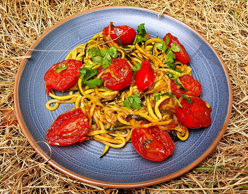 Balsamic courgetti with tomatoes