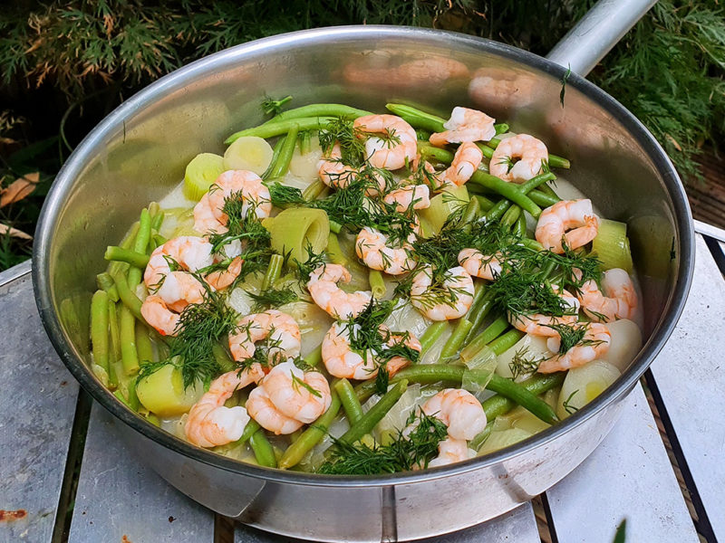 Sauteed leek and green beans with prawns