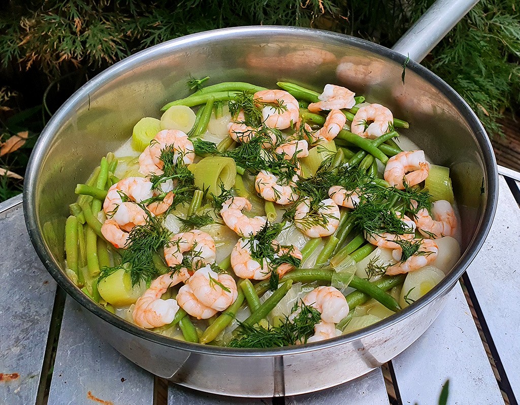 Sauteed leek and green beans with prawns