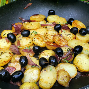 Sauteed potatoes with caramelised onion and olives