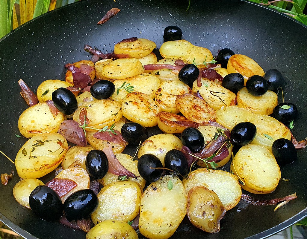 Sauteed potatoes with caramelised onion and olives