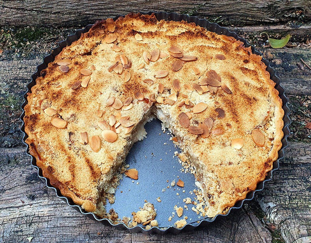 Vegan apple and almond crumble pie