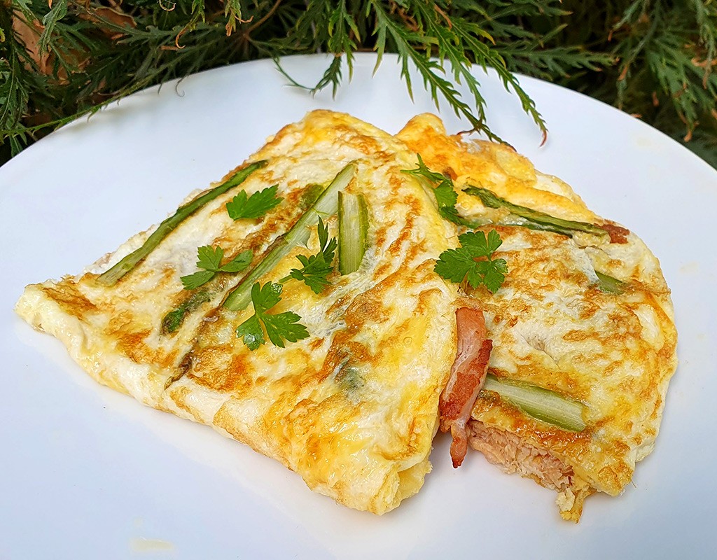 Asparagus omelette with bacon and cheese