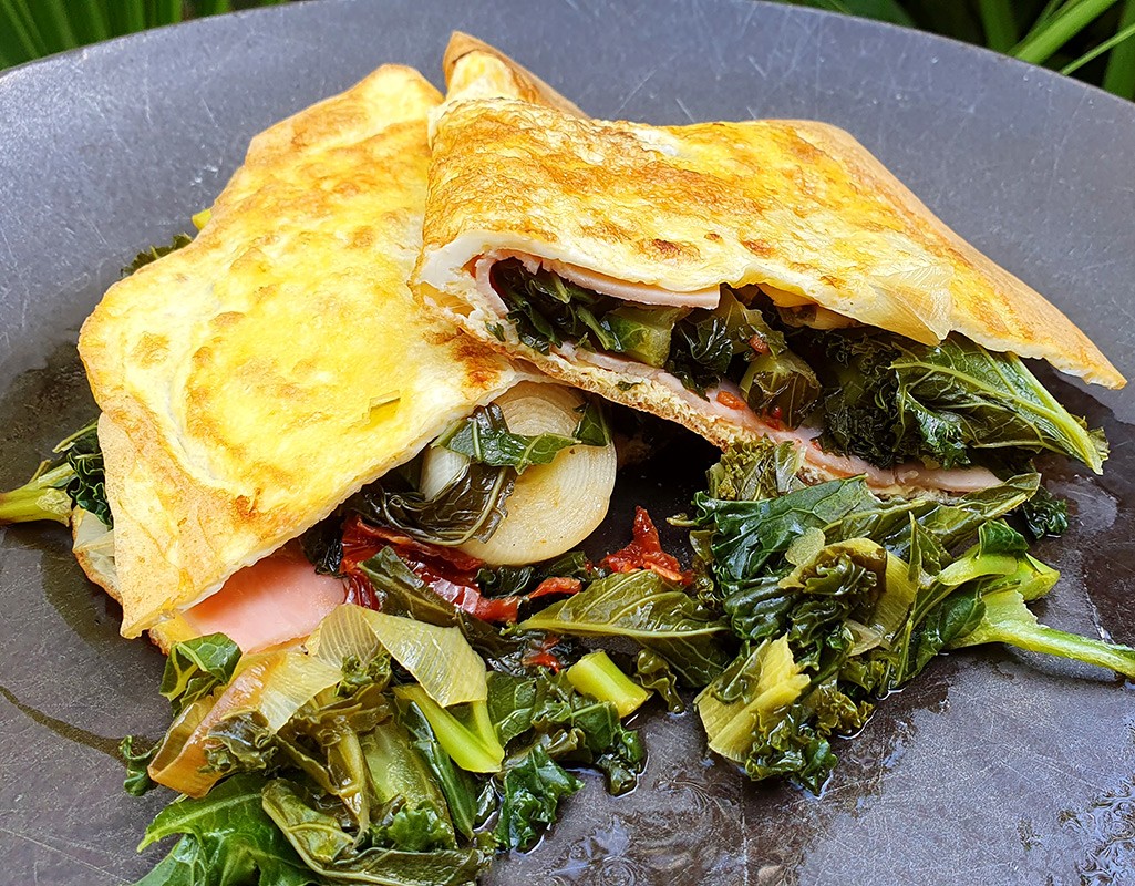 Ham omelette with kale