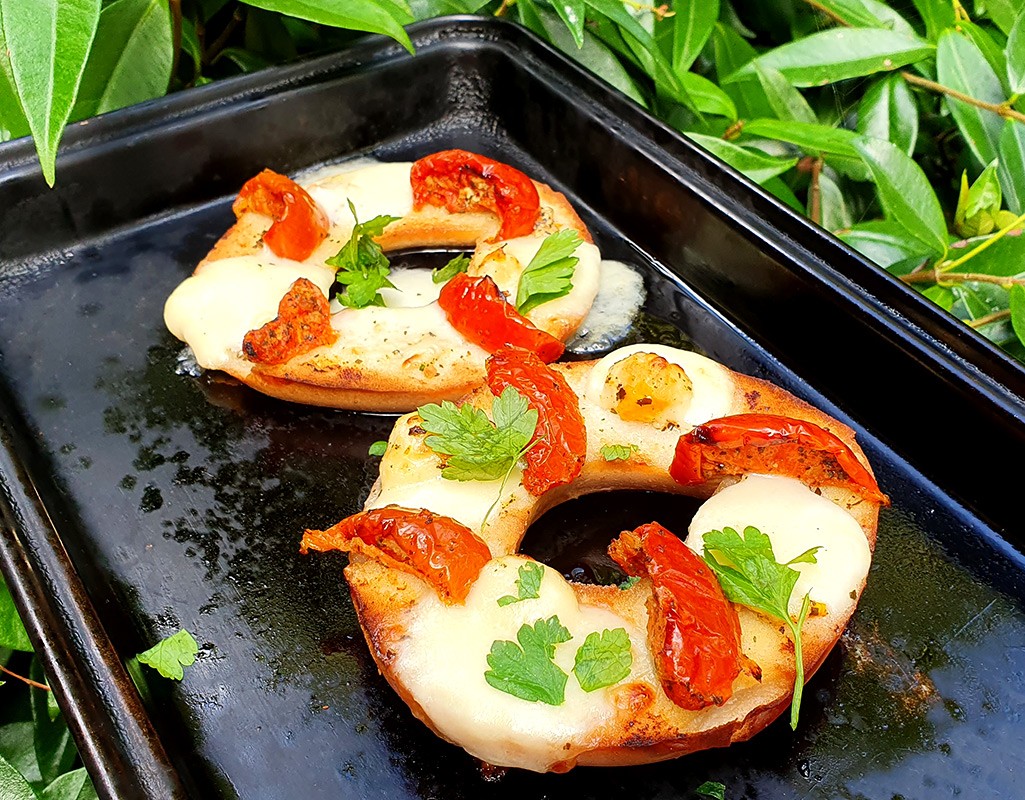 Grilled bagel with mozzarella and sundried tomatoes