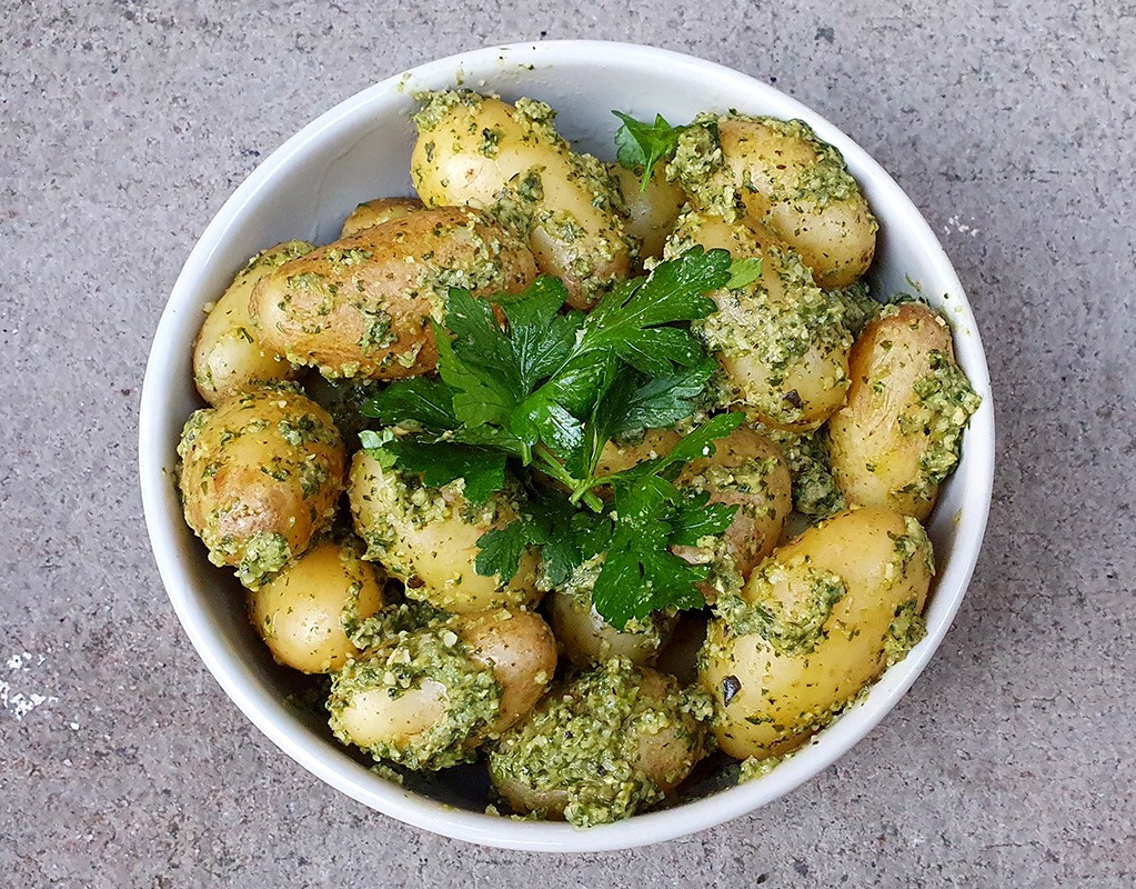 Potato salad with courgette and spinach sauce