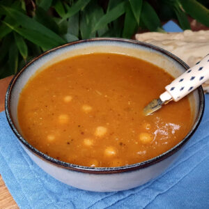 Curried butternut squash soup with broccoli