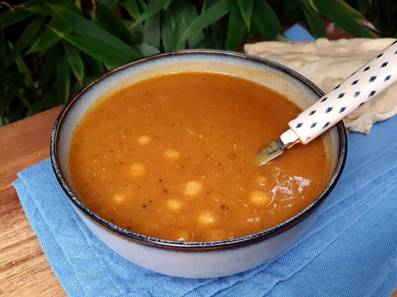 Curried butternut squash soup with broccoli