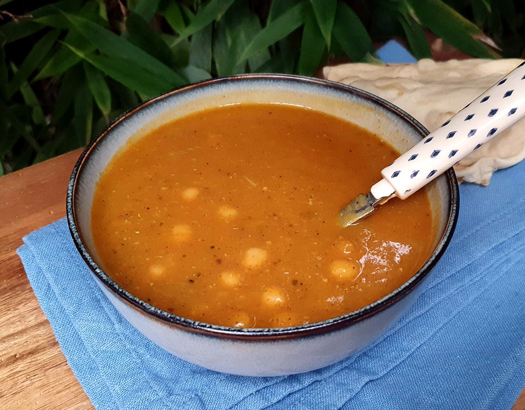 Curried butternut squash soup with broccoli