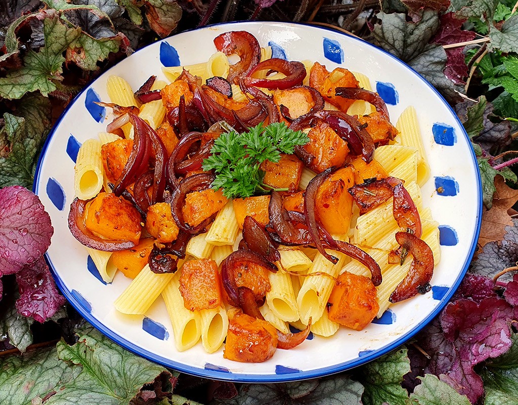 Pasta with caramelised squash and onion