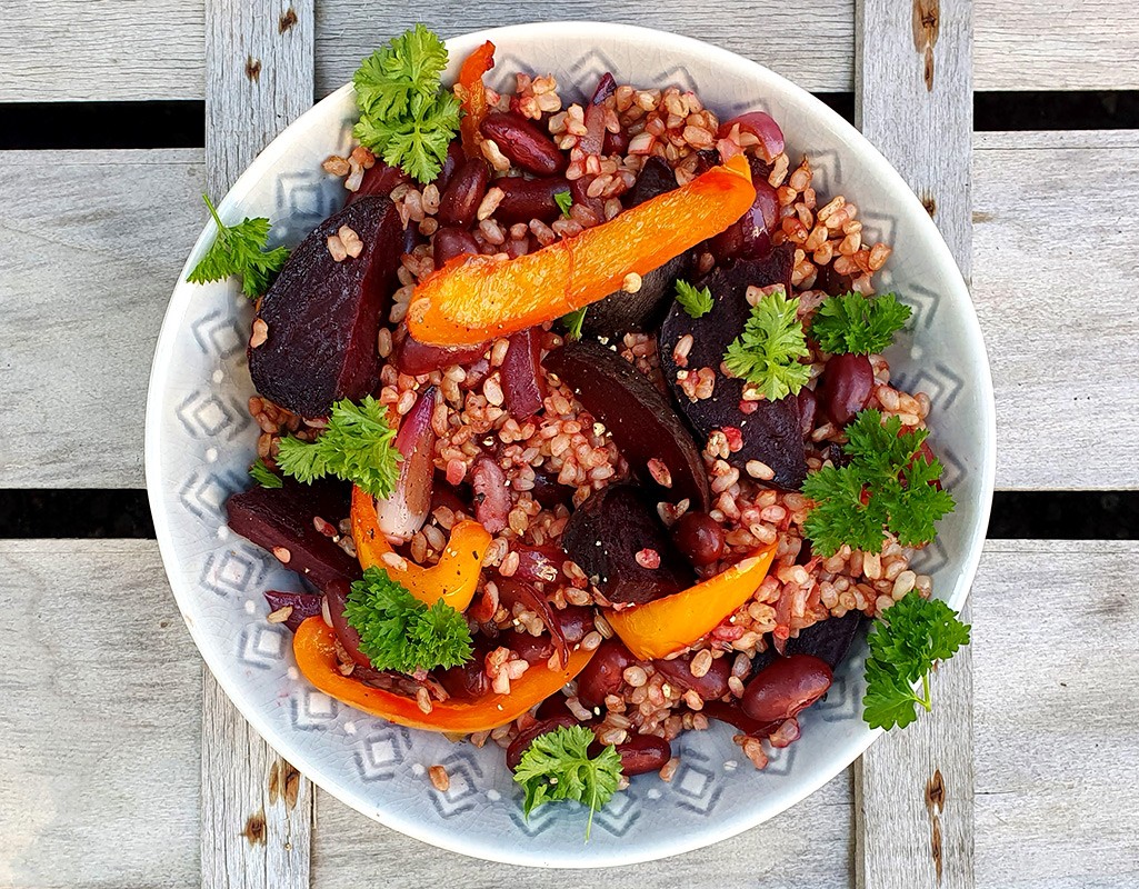 Rice salad with beans and roasted beetroot