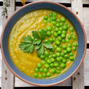 Spiced carrot and green pea soup