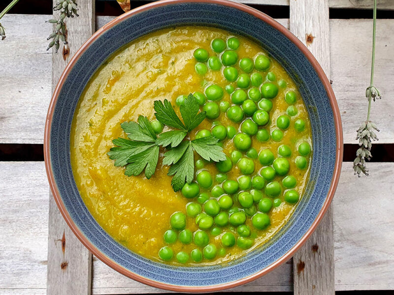 Spiced carrot and green pea soup