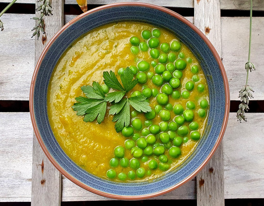 Spiced carrot and green pea soup