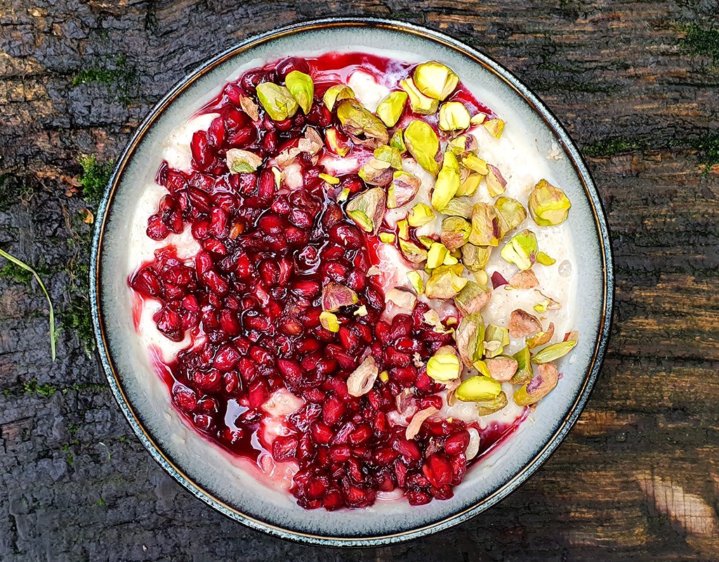 Porridge with pomegranate and pistachio