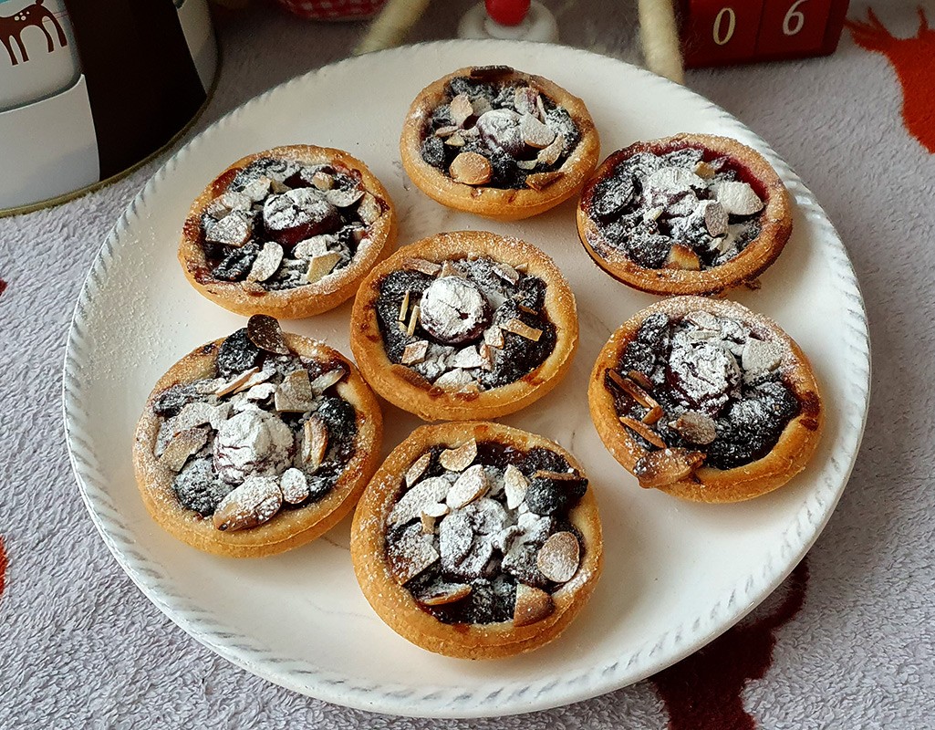 Cherry and almond mince pies