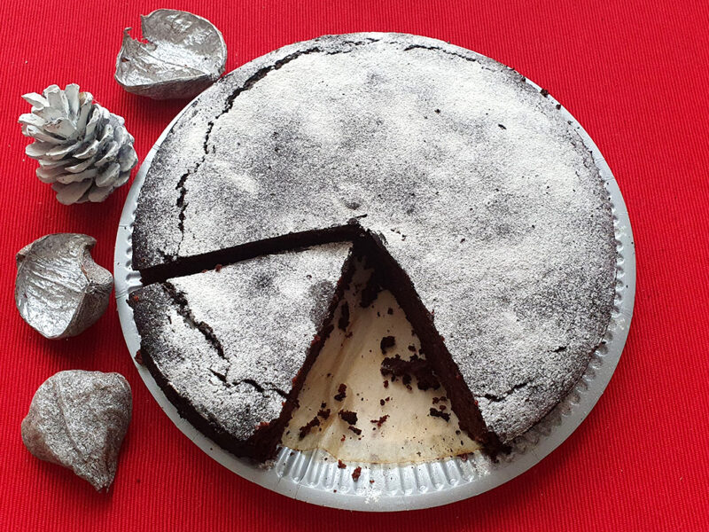 Chocolate and almond cake with dates