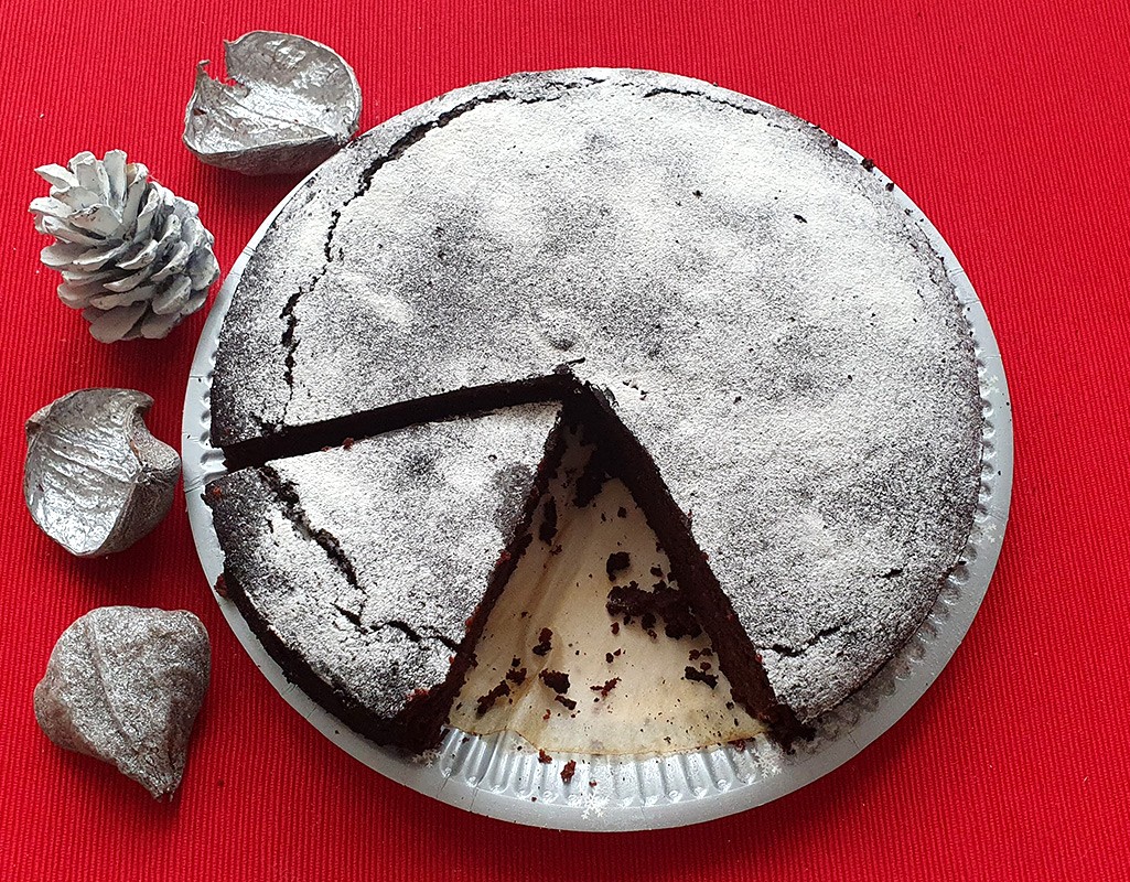 Chocolate and almond cake with dates