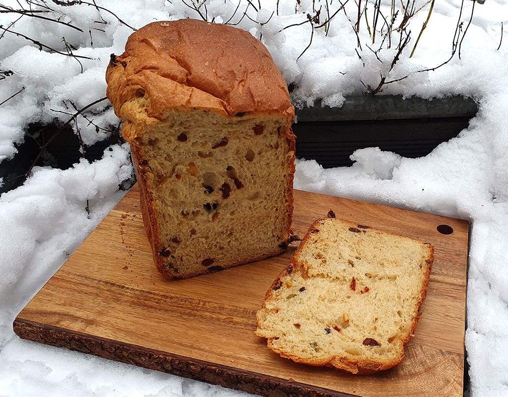 Panettone with dates and pistachios