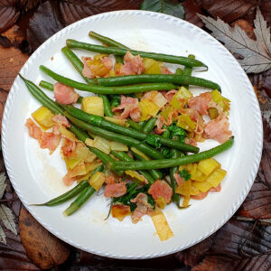 Green beans and leek with bacon