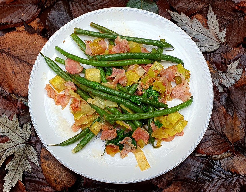 Green beans and leek with bacon