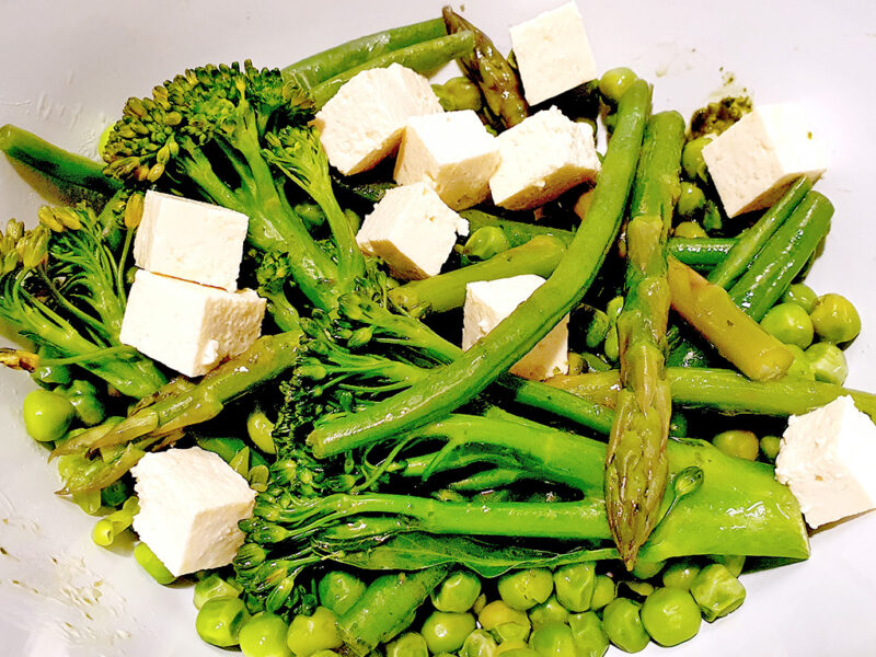 Green vegetable salad with tofu