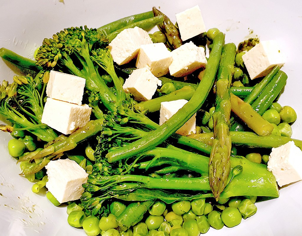 Green vegetable salad with tofu