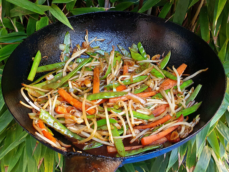 Mangetout and bean sprouts stir-fry