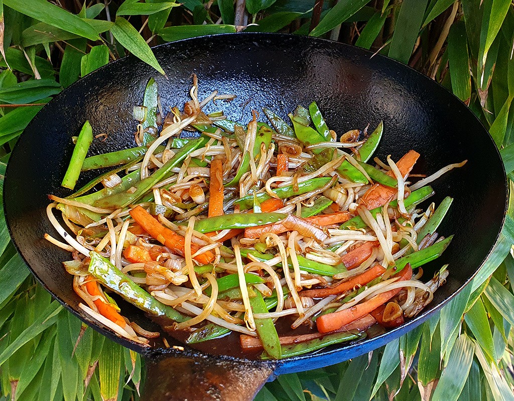 Mangetout and bean sprouts stir-fry