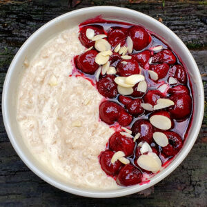 Porridge with almonds and sour cherries