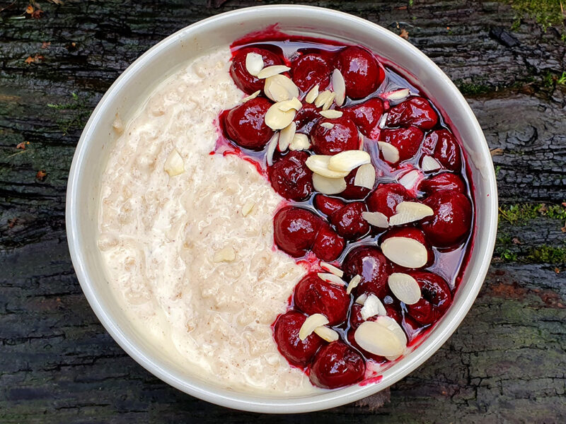 Porridge with almonds and sour cherries