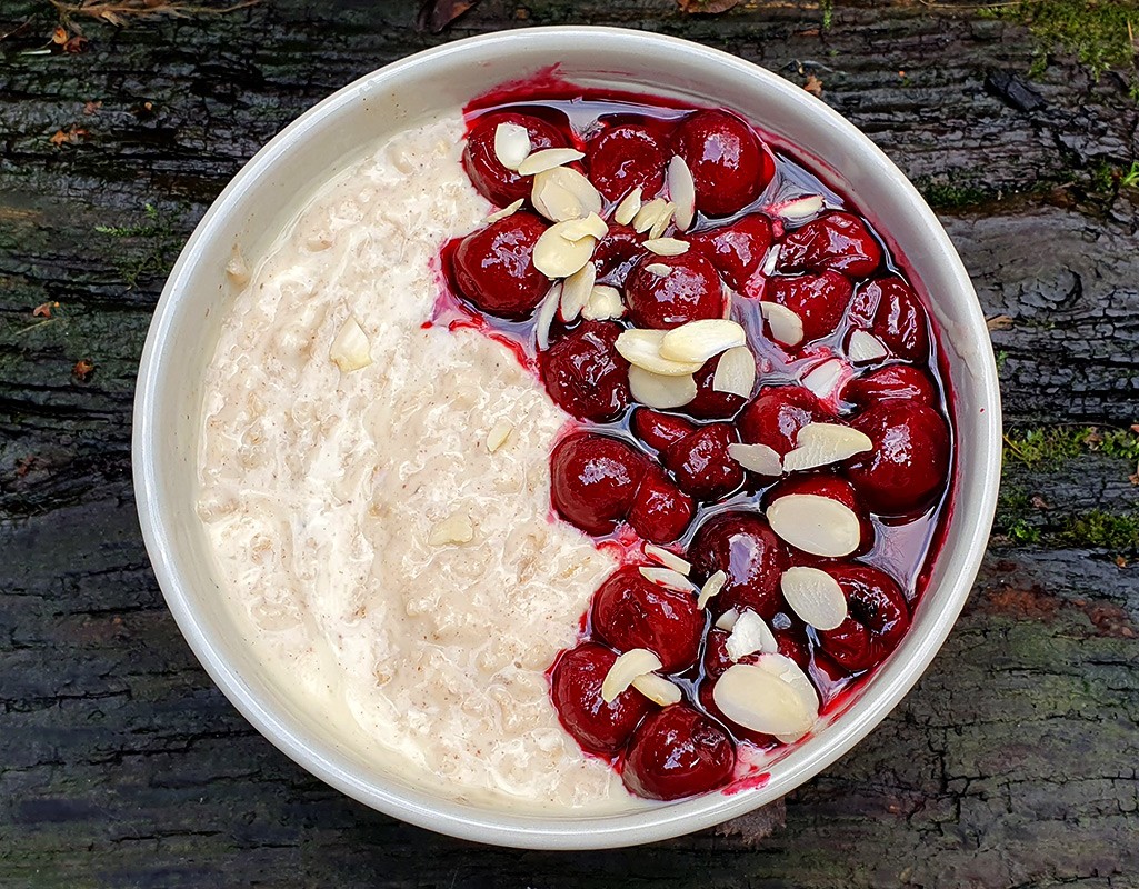 Porridge with almonds and sour cherries