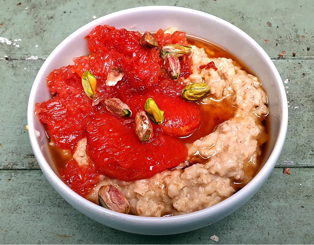 Porridge with caramelized grapefruit