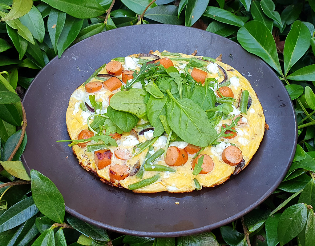 Feta omelette with green beans and frankfurters