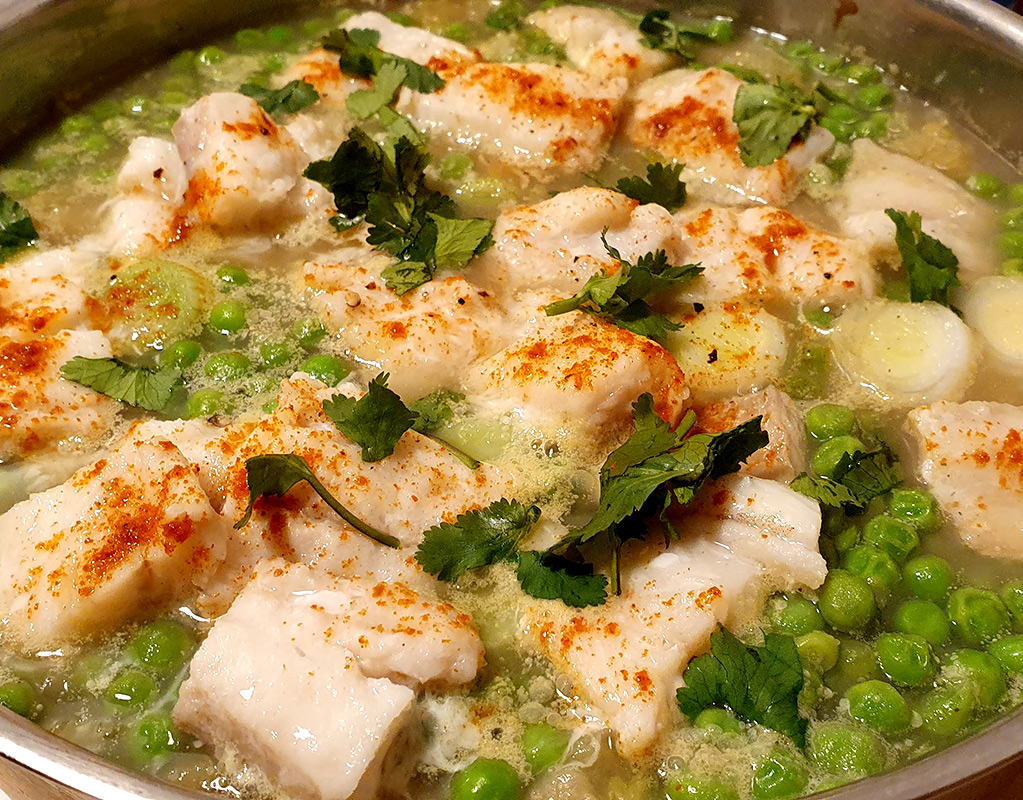 Potato and cod stew with green peas