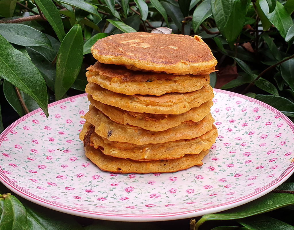 Carrot and oat pancakes with mixed fruits