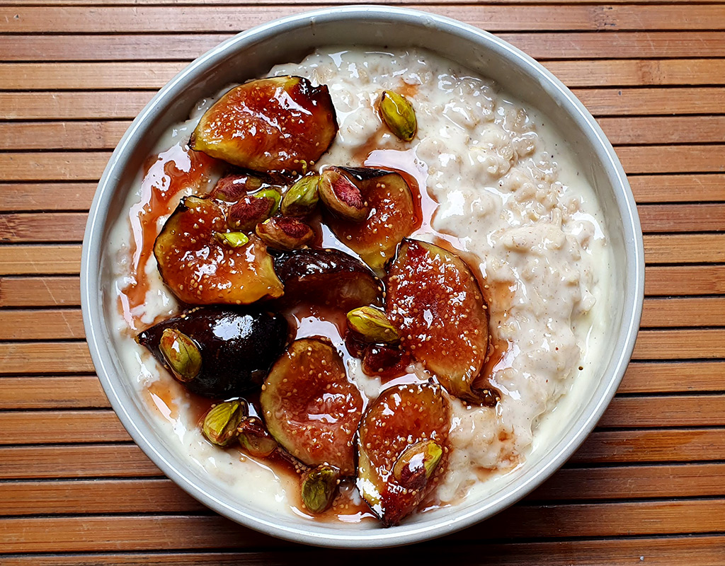 Porridge with honey glazed figs and pistachios