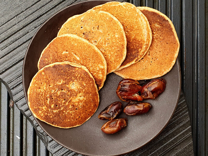 Spelt pancakes with dates