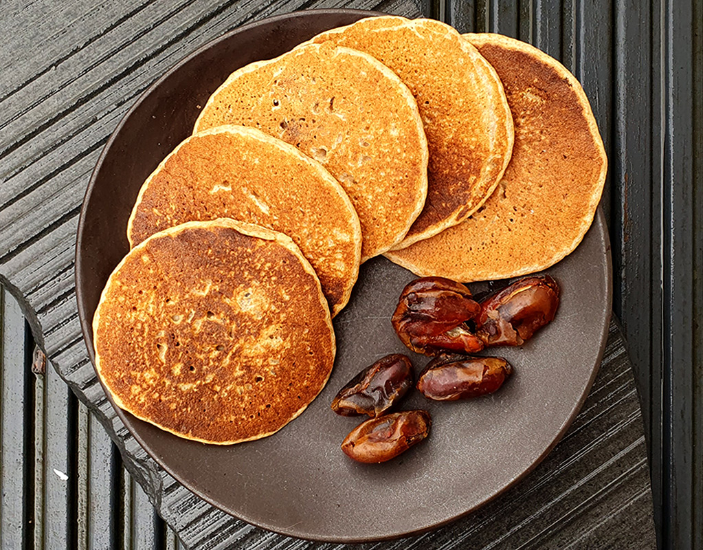 Spelt pancakes with dates