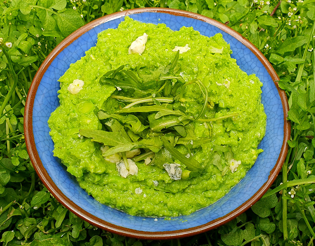 Green pea and rocket spread with Stilton