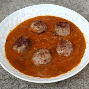 Meatballs in sundried tomato and spinach sauce