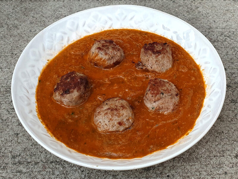 Meatballs in sundried tomato and spinach sauce