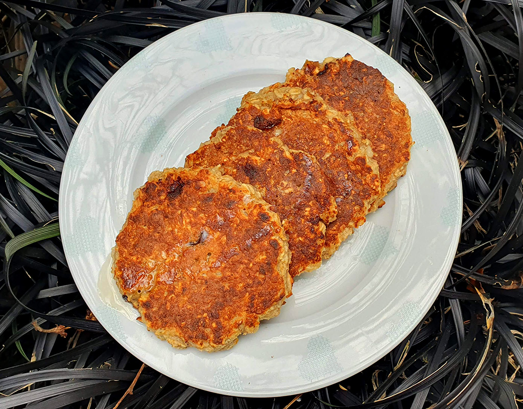 Oat and almond pancakes with dates