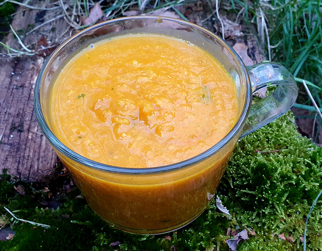 Spiced carrot and chickpea soup